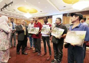 SAARANI Mohamad bersama penerima Kad Perak Sejahtera pada program di Ipoh, Perak hari ini. - UTUSAN