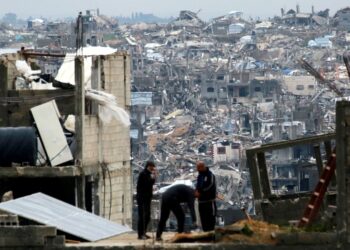 BEBERAPA rakyat Palestin memeriksa kerosakan bangunan yang musnah di Jabalia, utara Gaza semasa tempoh gencatan senjata, pada 6 Februari lalu.- AFP