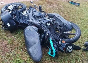 KEADAAN motosikal Muhammad Naim Mohd Nizam yang bertembung dengan sebuah Proton Waja di Jalan Felda Kerteh Dua-Tiga berhampiran Ketengah Jaya, Dungun, Terengganu. - UTUSAN/NIK NUR IZZATUL HAZWANI NIK ADNAN