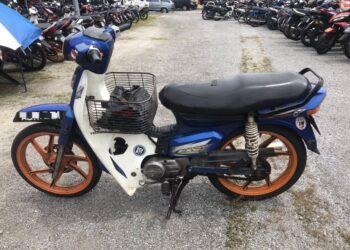 MOTOSIKAL Honda EX-5 yang disita JPJ Perak setelah didapati tidak memperbaharui LKM atau cukai jalan dalam operasi penguatkuasaan di Jalan Silibin-Ipoh, Ipoh semalam. - UTUSAN