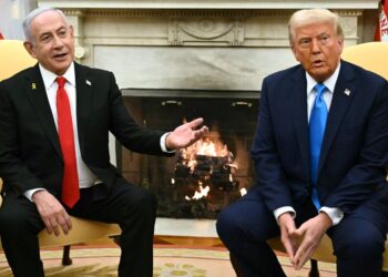 PRESIDEN AS, Donald Trump (kanan) bertemu dengan Perdana Menteri Israel, Benjamin Netanyahu di Pejabat Oval Rumah Putih di Washington, DC, pada 4 Februari lepas.- AFP