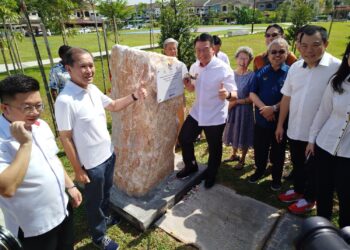 NGA Kor Ming (tengah) merasmikan Taman Rekreasi Madani Woodlands II, Bandar Baru Tambun di Ipoh, Perak hari ini. - UTUSAN/FADZIL ZAINOL