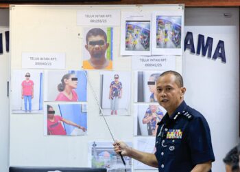 AHMAD Adnan Basri menunjukkan suspek yang ditahan kerana disyaki terlibat dalam kes samun rantai leher milik penjual kalung bunga di Teluk Intan pada 28 Januari lalu. - UTUSAN