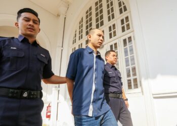 MUHAMMAD Faiz Zaini didakwa melakukan amang seksual fizikal ke atas seorang remaja lelaki ketika dituduh di Mahkamah Sesyen Ipoh hari ini. - UTUSAN/MUHAMAD NAZREEN SYAH MUSTHAFA