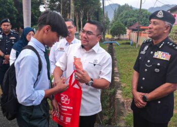 PENGERUSI Jawatankuasa Hal Ehwal Felda, Koperasi dan Usahawan Negeri Pahang, Datuk Amizar Abu Adam (dua dari kanan) menyampaikan cenderahati kepada pelajar sempena Program 1st Day At School Peringkat Negeri Pahang Tahun 2025 di Sekolah Menengah Kebangsaan Felda Lurah Bilut di Bentong, Pahang.