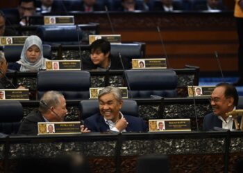 Perdana Menteri, Datuk Seri Anwar Ibrahim (kanan) dan dua timbalannya, Datuk Seri Dr. Ahmad Zahid Hamidi dan Datuk Seri Fadillah Yusof berbincang sesuatu pada sidang Dewan Rakyat semalam.