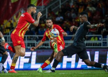 Aksi Selangor menentang PDRM dalam final pertama Piala Cabaran Liga Bolasepak Malaysia (MFL) yang berakhir dengan kemenangan Red Giants 3-2 Sabtu lalu. - UTUSAN/MUHAMAD IQBAL ROSLI