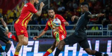 Aksi Selangor menentang PDRM dalam final pertama Piala Cabaran Liga Bolasepak Malaysia (MFL) yang berakhir dengan kemenangan Red Giants 3-2 Sabtu lalu. - UTUSAN/MUHAMAD IQBAL ROSLI