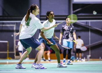 Pearly Tan dan M Thinaah menjalani rutin latihan di Akademi Badminton Malaysia (ABM), Bukit Kiara, Kuala Lumpur. - UTUSAN/MUHAMAD IQBAL ROSLI