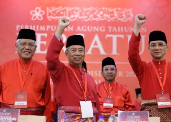 MUHYIDDIN Yassin kekal sebagai Presiden Bersatu selepas hasratnya untuk melepaskan jawatan itu ditolak 
oleh majoriti perwakilan.