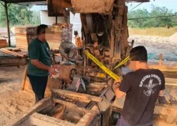 ANGGOTA PGA menyita salah sebuah mesinmemproses kayu sebuah kilang kayu di Kampung Bukit Pay ong, Hulu Besut, Besut, kelmarin. - GAMBAR IHSAN PGA