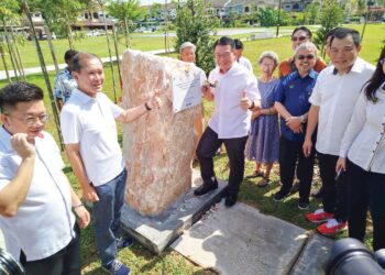 NGA Kor Ming (tengah) merasmikan Taman Rekreasi Madani Woodlands II, Ipoh, Perak. – UTUSAN/FADZIL ZAINOL