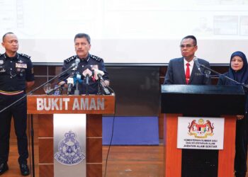 Azmi Abu Kassim (dua kiri) bersama Wan Abdul Latiff Wan Jaffar (dua kanan) dalam sidang akhbar Op Hazard di Menara Bukit Aman, semalam. - UTUSAN/FAUZI BAHARUDIN