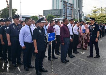 MOHD. Khairi Khairudin (kanan) beramah mesra bersama anggota selepas Majlis Perhimpunan Bulanan bagi Bulan Februari 2025 di Ibu pejabat Polis Kontinjen Terengganu, Kuala Terengganu, hari ini. - UTUSAN/PUQTRA HAIRRY ROSLI