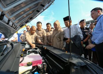 SAARANI Mohamad (kiri) melihat kereta Proton e.MAS-7 pada majlis pecah tanah pembinaan kilang pemasangan Kenderaan Elektrik (EV) Proton di Tanjung Malim hari ini. - UTUSAN/MUHAMAD NAZREEN SYAH MUSTHAFA