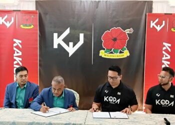 PRESIDEN Kesatuan Ragbi Malaysia (KRM), Amir Amri Mohamad (dua dari kiri) menandatangani memorandum persetujuan (MoA) antara KRM bersama Kaki Jersi (KJ) sambil diperhatikan Pengarah Urusan KJ, Nik Mohd Iqbal Nik Ibrahim (dua dari kanan).