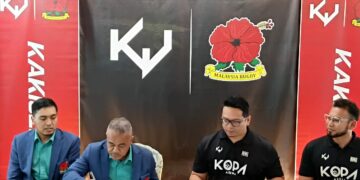 PRESIDEN Kesatuan Ragbi Malaysia (KRM), Amir Amri Mohamad (dua dari kiri) menandatangani memorandum persetujuan (MoA) antara KRM bersama Kaki Jersi (KJ) sambil diperhatikan Pengarah Urusan KJ, Nik Mohd Iqbal Nik Ibrahim (dua dari kanan).