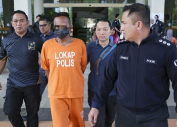 SUSPEK yang memakai baju lokap dibawa ke Mahkamah Majistret Kuantan untuk permohonan menyambung tempoh tahanan reman. - UTUSAN/SHEIKHAHMADRAZIF