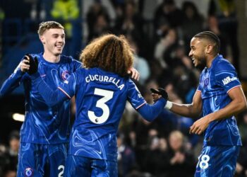 Pemain pertahanan Chelsea, Marc Cucurella (tengah) meraikan jaringan bersama rakan sepasukan dalam saingan Liga Perdana Inggeris menentang  Southampton di Stamford Bridge. - AFP