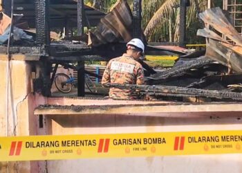 Anggota bomba mengambil beberapa sampel kebakaran di sebuah rumah di Kampung Berangan Enam, Umbai, Melaka untuk dihantar ke Makmal Forensik Penyiasatan Kebakaran Jabatan Bomba dan Penyelamat Malaysia (JBPM).