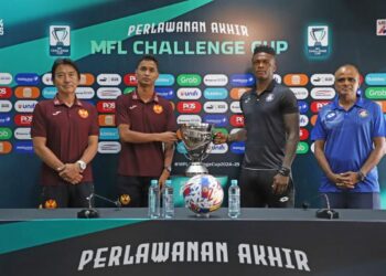 KAPTEN Selangor FC, Safuwan Baharudin  dan kapten PDRM FC, Faith Friday Obilor  memegang Piala Cabaran MFL selepas sidang akhbar pra perlawanan sambil disaksikan ketua jurulatih masing-masing di Stadium Majlis Bandaraya Petaling Jaya (MBPJ), semalam. - IHSAN MFL