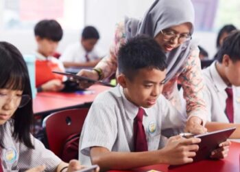 KURSUS yang dianjurkan Kementerian Pendidikan memberi peluang kepada guru sekolah swasta untuk memahami dasar dan kurikulum kebangsaan dengan lebih mendalam. – GAMBAR HIASAN