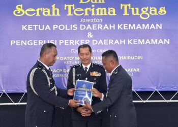 MOHD. Khairi Khairudin (tengah) menyaksikan Wan Muhamad Wan Ja'afar (kiri) menyerahkan dokumen serah tugas kepada  Mohd. Razi Rosli (kanan) di Ibu pejabat Polis Daerah Kemaman, Terengganu, hari ini. - UTUSAN/NIK NUR IZZATUL HAZWANI NIK ADNAN