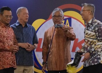 Al-Sultan Abdullah Ri’ayatuddin Al-Mustafa Billah Shah (dua dari kanan) bersama Fadillah Yusof (dua dari kiri), Tengku Zafrul Abdul Aziz, dan Menteri Besar Selangor, Datuk Seri Amirudin Shari ketika program Golf Kita 2025 di Glenmarie Golf & Country Club, Shah Alam, semalam.