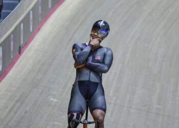 MUHAMMAD Shah Firdaus Sahrom meraikan kejayaannya mara ke separuh akhir acara pecut individu elit lelaki pada Kejohanan Berbasikal Trek Asia (ACC) 2025 di Velodrom Nasional Nilai, hari ini. - UTUSAN/AMIR KHALID