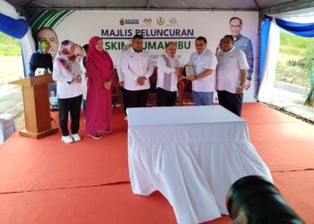 SHAMSUL Iskandar Md. Akin (tiga dari kanan) mewakili Perdana Menteri merasmikan majlis peluncuran Skim Rumah Ibu bagi menyediakan rumah mampu milik di Ipoh, Perak hari ini. - UTUSAN/FADZIL ZAINOL