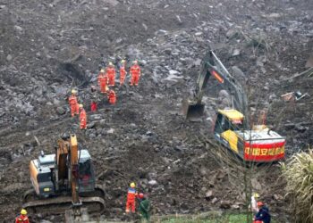 SEORANG disahkan maut, manakala hampir 30 yang lain masih dilaporkan hilang akibat tanah runtuh di wilayah Sichuan, semalam.- AGENSI