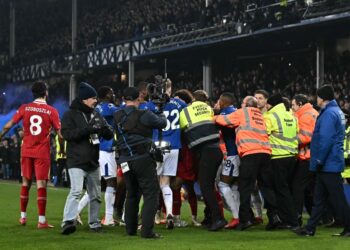 Insiden pergaduhan antara pemain Liverpool dengan Everton di Goodison Park yang mengundang pengadil perlawanan melayangkan empat kad merah termasuk kepada Arne Slot. - AFF