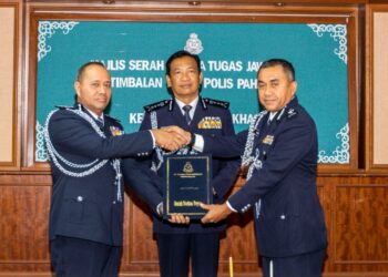 YAHAYA Othman (tengah) menyaksikan Majlis Serah Terima Tugas jawatan Timbalan Ketua Polis Pahang antara Datuk Noor Hisam Nordin (kiri) yang menyerahkan tugasnya kepada Datuk Mohd Yusri Othman (kanan) di IPK Pahang, Kuantan, Pahang.