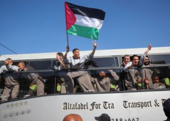 RAKYAT Palestin yang dibebaskan dari penjara Israel tiba di hospital Eropah di Khan Younis untuk pemeriksaan pada 1 Februari lalu, dalam pertukaran ketiga di bawah perjanjian gencatan senjata di Gaza.- AFP