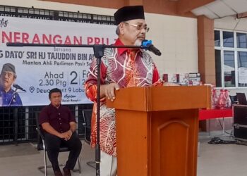 TAJUDDIN Abdul Rahman berucap pada Majlis Penerangan PRU-16 di Pasir Salak semalam. - UTUSAN