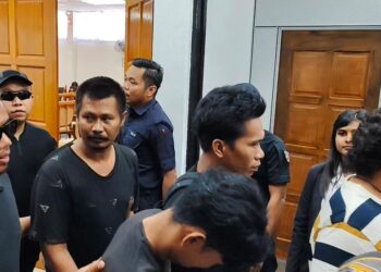 EMPAT tekong warga Indonesia dihadapkan ke Mahkamah Sesyen Teluk Intan di sini hari ini atas pertuduhan menyeludup 41 migran di Bagan Datuk, 2 Februari lalu. - UTUSAN