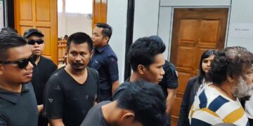 EMPAT tekong warga Indonesia dihadapkan ke Mahkamah Sesyen Teluk Intan di sini hari ini atas pertuduhan menyeludup 41 migran di Bagan Datuk, 2 Februari lalu. - UTUSAN