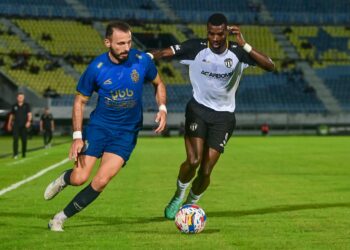 PEMAIN TFC, Ismahell Akinade (kanan) mengasak pemain KL City FC dalam perlawanan Liga Super Malaysia di Stadium Sultan Mizan Zainal Abidin, Gong Badak Kuala Nerus, malam ini. - UTUSAN/PUQTRA HAIRRY ROSLI