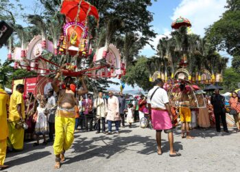 PENGANUT Hindu membawa kavadi ketika melakukan upacara keagamaan sempena Thaipusam di Kuil Kallumalai Arulmigu Sri Subramaniar, Gunung Cheroh, Ipoh hari ini. - UTUSAN/MUHAMAD NAZREEN SYAH MUSTHAFA