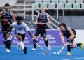 PEMAIN TNB Thunderbolts, Naaveennash Panicker  (dua dari kiri), mengasak pemain Territory Stingers pada perlawanan Liga Hoki Malaysia (LHM), di Stadium Hoki Nasional Bukit Jalil, di sini hari ini. UTUSAN/ SHIDDIEQIIN ZON