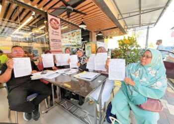 ROSLINA (dua kanan) bersama mangsa penipuan menunjukkan laporan polis yang dibuat mereka ketika sidang akhbar di Bangsar, semalam.