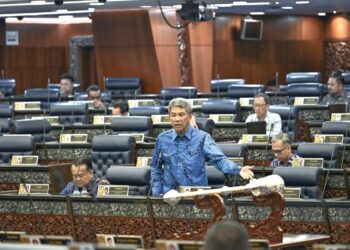 MOHAMAD Hasan dalam sesi Pertanyaan Menteri di Dewan Rakyat, semalam.-JABATAN PENERANGAN