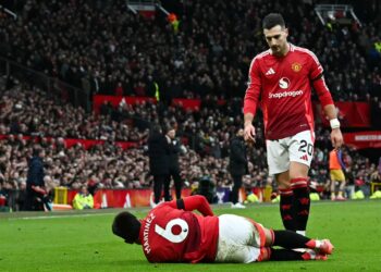 PERTAHANAN United, Diogo Dalot (kanan) sedang memeriksa Lisandro Martinez yang mengalami kecederaan pada aksi Liga Perdana Inggeris (EPL) menentang Crystal Palace di Old Trafford, semalam. - AFP