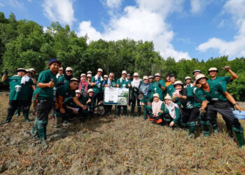 Program Penanaman 2000 Pokok Bakau di Pulau Ketam, Selangor, bulan lalu dalam usaha melestarikan hutan bakau.