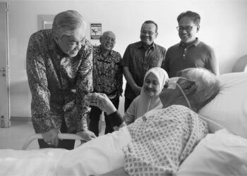 AHMAD Zahid Hamidi berkongsi foto kenangannya ketika melawat Abu Bakar Ali di sebuah hospital pakar di Kuala Lumpur, baru-baru ini. -FB AHMAD ZAHID