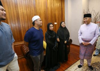 AHMAD Zahid Hamidi menziarai keluarga Allahyarham Ishsam Shahruddin di Desa Seri Ampang di Ipoh hari ini. - UTUSAN/MUHAMAD NAZREEN SYAH MUSTHAFA