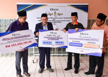 SHAIKH Harun Shaikh Ismail (dua dari kiri) menunjukkan kadar zakat fitrah bagi 2025 selepas Majlis Pelancaran Agihan Bantuan Zakat Asnaf Fakir Miskin Sempena Ramadan Tahun 1446H/2025M di Kuala Terengganu, hari ini. - UTUSAN/PUQTRA HAIRRY