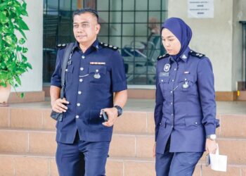 NINA Syamimi Syamsuddin (kanan) hadir ke perbicaraan kes aniaya dan abai kanak-kanak autisme, Zayn Rayyan Abdul Matiin di Kompleks Mahkamah Petaling Jaya, semalam.-UTUSAN/SHIDDIEQIIN ZON