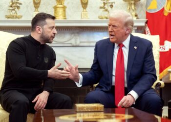 PERTELAGAHAN Donald Trump dengan Volodymyr Zelensky semakin memuncak. - AFP