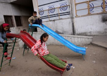 ANAK-ANAK yatim bermain gelongsor di rumah anak yatim al-Amal di Gaza City, Palestin. – AFP